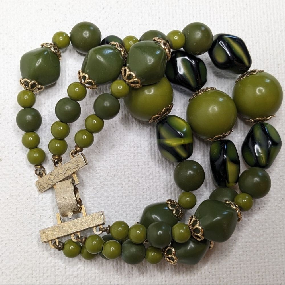 Triple stand Vintage Green beaded bracelet with gold tone closure
